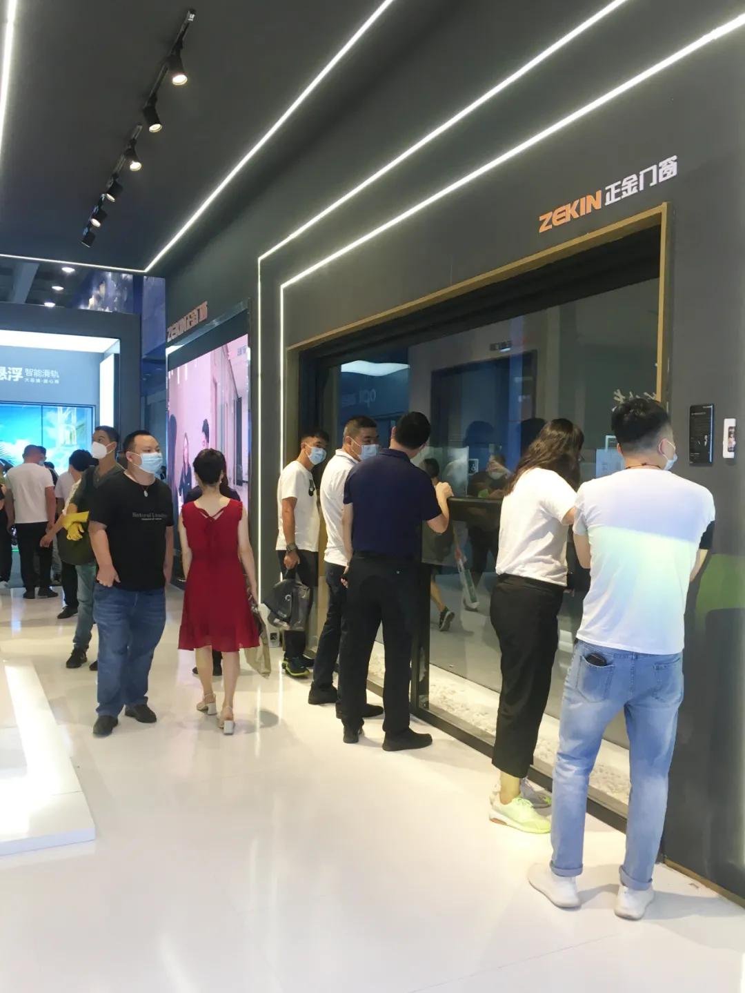 展會直擊 | 建博會火爆開幕，正金門窗攜手**功夫巨星甄子丹煥新呈現！