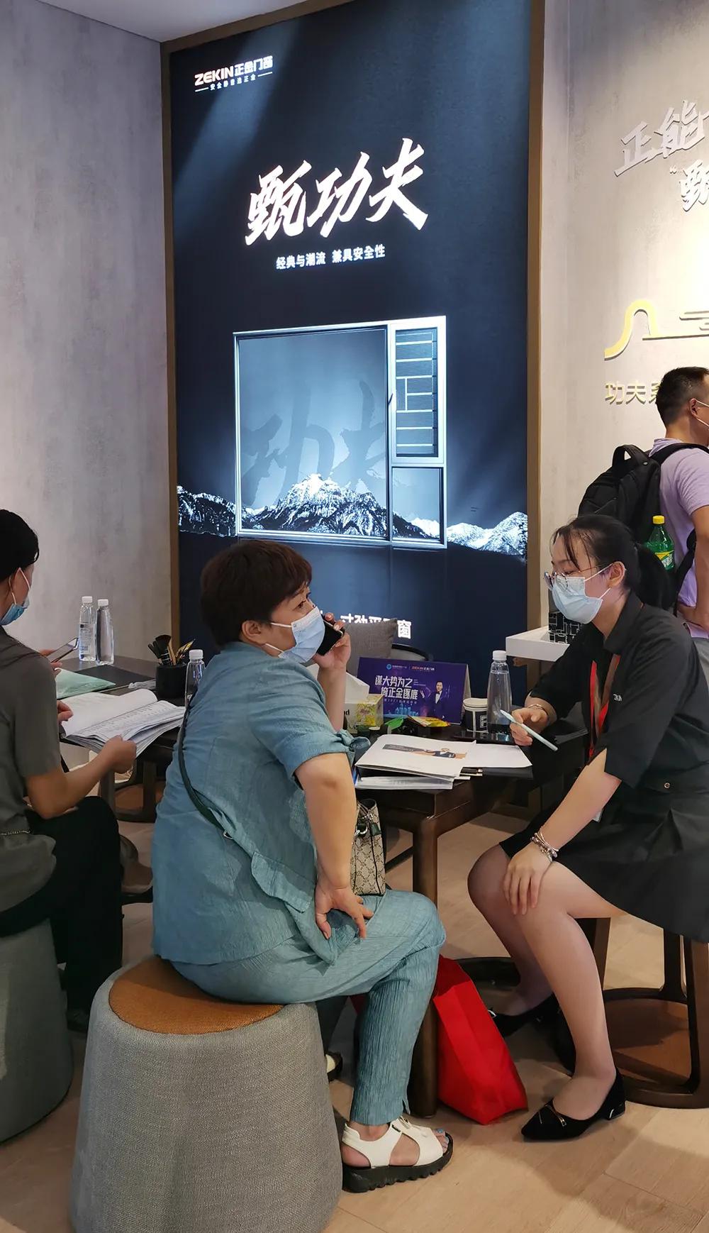 展會直擊 | 建博會火爆開幕，正金門窗攜手**功夫巨星甄子丹煥新呈現！